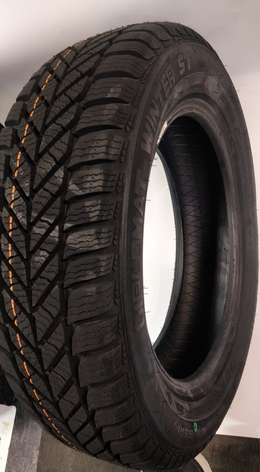 DIPLOMAT Made by GOODYEAR WINTER ST 175/65R14 82T
